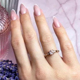 Pierścionek z różowego złota z morganitem i diamentami Pierścionek z różowego złota z morganitem i diamentami