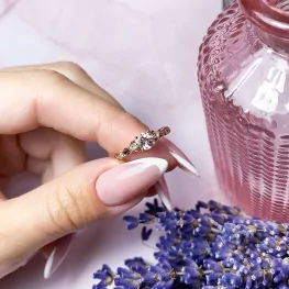 Pierścionek z różowego złota z morganitem i diamentami Pierścionek z różowego złota z morganitem i diamentami