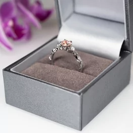 Pierścionek z białego złota z morganitem i diamentami Pierścionek z białego złota z morganitem i diamentami
