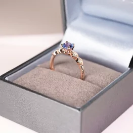 Pierścionek z różowego złota z tanzanitem i diamentami Pierścionek z różowego złota z tanzanitem i diamentami