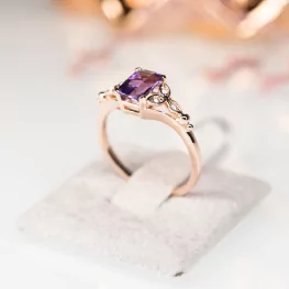 Pierścionek z różowego złota z ametystem i diamentami Pierścionek z różowego złota z ametystem i diamentami