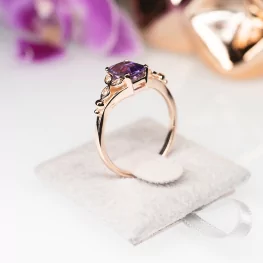 Pierścionek z różowego złota z ametystem i diamentami Pierścionek z różowego złota z ametystem i diamentami