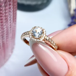 Pierścionek z różowego złota z białym szafirem i diamentami Pierścionek z różowego złota z białym szafirem i diamentami