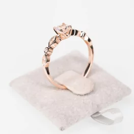Pierścionek z różowego złota z morganitem i diamentami Pierścionek z różowego złota z morganitem i diamentami