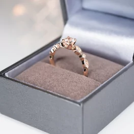 Pierścionek z różowego złota z morganitem i diamentami Pierścionek z różowego złota z morganitem i diamentami