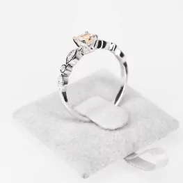 Pierścionek z białego złota z morganitem i diamentami Pierścionek z białego złota z morganitem i diamentami