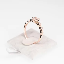 Pierścionek z różowego złota z morganitem i diamentami Pierścionek z różowego złota z morganitem i diamentami