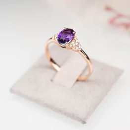 Pierścionek z różowego złota z ametystem i diamentami Pierścionek z różowego złota z ametystem i diamentami