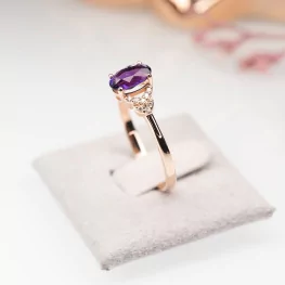 Pierścionek z różowego złota z ametystem i diamentami Pierścionek z różowego złota z ametystem i diamentami