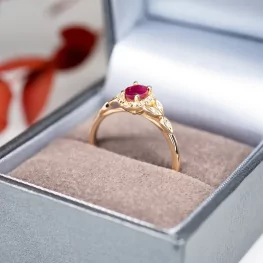 Złoty pierścionek z rubinem i diamentami Złoty pierścionek z rubinem i diamentami