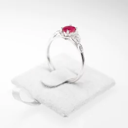 Pierścionek z białego złota z rubinem i diamentami Pierścionek z białego złota z rubinem i diamentami