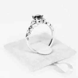 Pierścionek z białego złota z czarnym diamentem i diamentami Pierścionek z białego złota z czarnym diamentem i diamentami