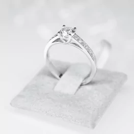 Pierścionek z białego złota z moissanitem i diamentami Pierścionek z białego złota z moissanitem i diamentami