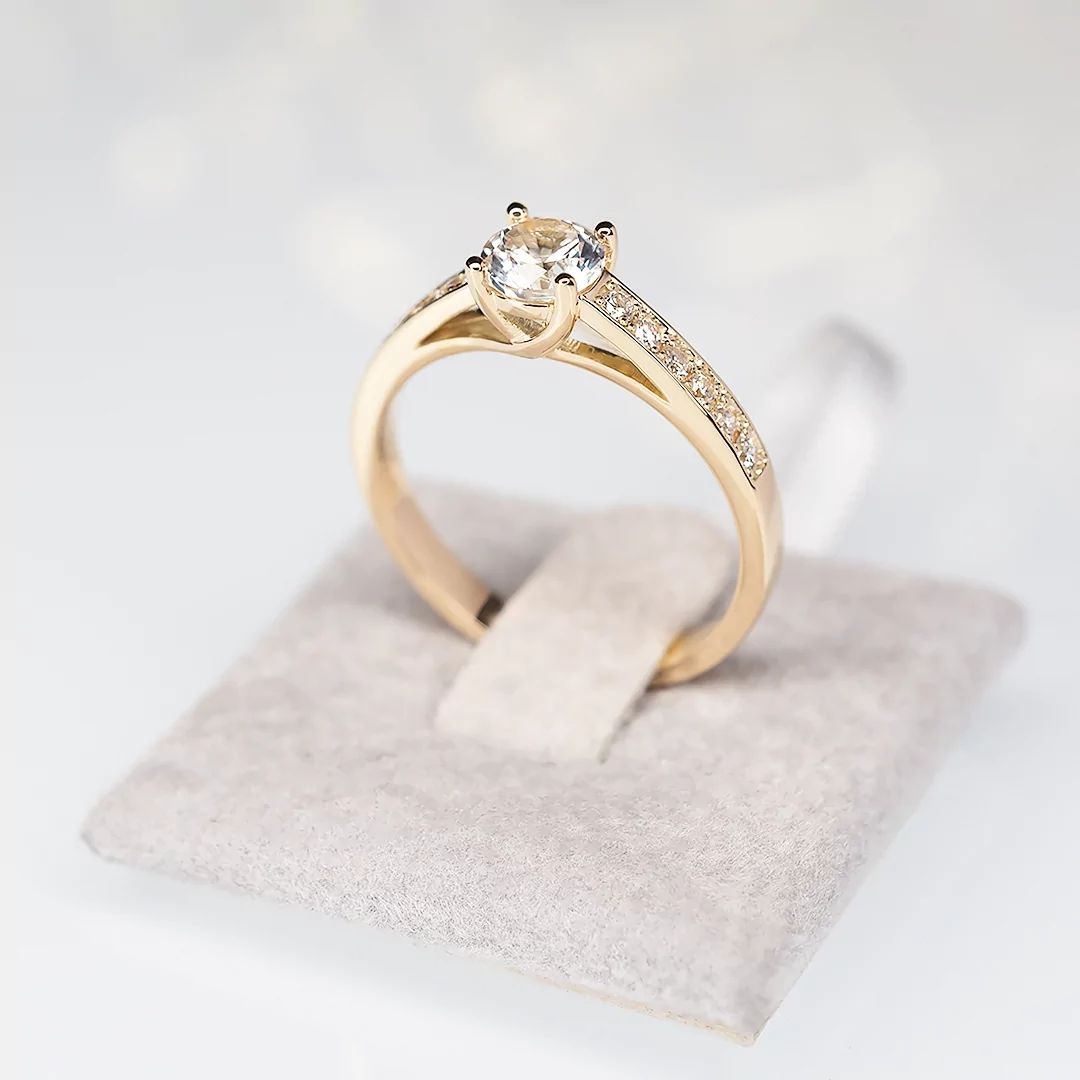 Złoty pierścionek z moissanitem i diamentami