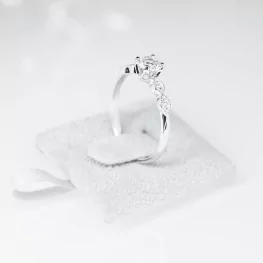 Pierścionek z białego złota z białym szafirem i diamentami Pierścionek z białego złota z białym szafirem i diamentami