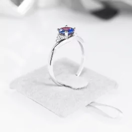 Pierścionek z białego złota z tanzanitem i diamentami Pierścionek z białego złota z tanzanitem i diamentami