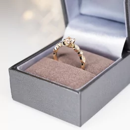 Złoty pierścionek z moissanitem i diamentami Złoty pierścionek z moissanitem i diamentami