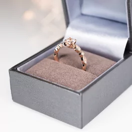 Pierścionek z różowego złota z moissanitem i diamentami Pierścionek z różowego złota z moissanitem i diamentami