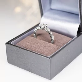 Pierścionek z białego złota z moissanitem i diamentami Pierścionek z białego złota z moissanitem i diamentami