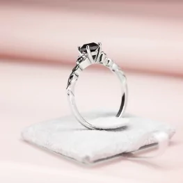 Pierścionek z białego złota z czarnymi diamentami Pierścionek z białego złota z czarnymi diamentami