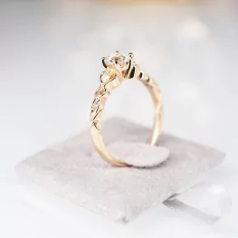 Złoty pierścionek z moissanitem i diamentami Złoty pierścionek z moissanitem i diamentami