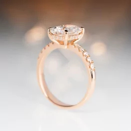 Pierścionek z różowego złota z moissanitem i diamentami Pierścionek z różowego złota z moissanitem i diamentami