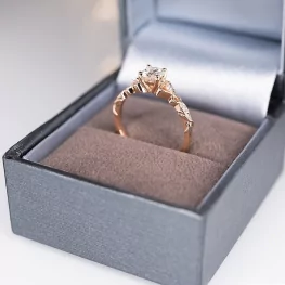 Pierścionek z różowego złota z moissanitem i diamentami Pierścionek z różowego złota z moissanitem i diamentami