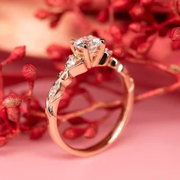 Pierścionek z różowego złota z moissanitem i diamentami Pierścionek z różowego złota z moissanitem i diamentami