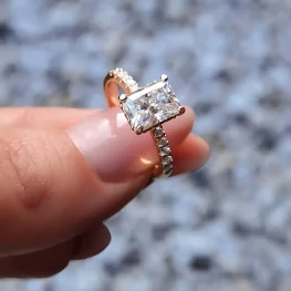 Złoty pierścionek z moissanitem i diamentami Złoty pierścionek z moissanitem i diamentami