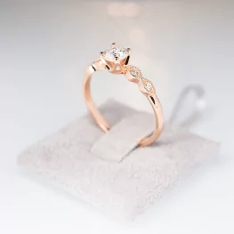 Pierścionek z różowego złota z moissanitem i diamentami Pierścionek z różowego złota z moissanitem i diamentami
