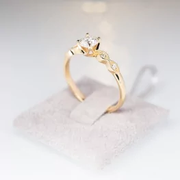 Złoty pierścionek z moissanitem i diamentami Złoty pierścionek z moissanitem i diamentami