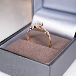 Pierścionek z różowego złota z moissanitem i diamentami Pierścionek z różowego złota z moissanitem i diamentami