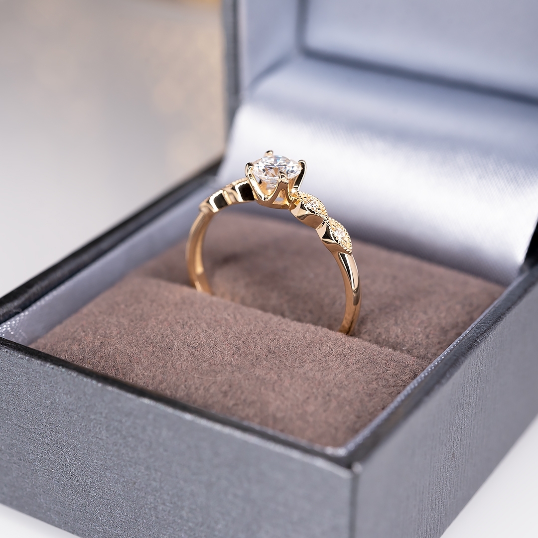 Złoty pierścionek z moissanitem i diamentami