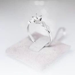 Pierścionek z białego złota z moissanitem i diamentami Pierścionek z białego złota z moissanitem i diamentami
