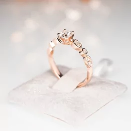 Pierścionek z różowego złota z moissanitem i diamentami Pierścionek z różowego złota z moissanitem i diamentami