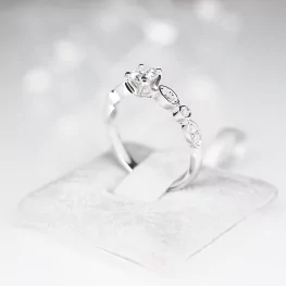 Pierścionek z białego złota z moissanitem i diamentami Pierścionek z białego złota z moissanitem i diamentami
