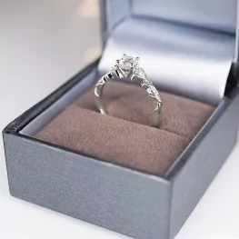 Pierścionek z białego złota z moissanitem i diamentami Pierścionek z białego złota z moissanitem i diamentami