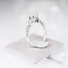 Pierścionek z białego złota z moissanitem i diamentami Pierścionek z białego złota z moissanitem i diamentami