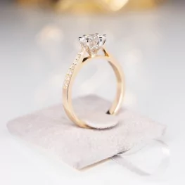 Złoty pierścionek z moissanitem i diamentami TP0112ZMT Złoty pierścionek z moissanitem i diamentami TP0112ZMT