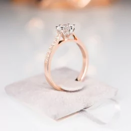 Pierścionek z różowego złota z moissanitem i diamentami TP0112RMT Pierścionek z różowego złota z moissanitem i diamentami TP0112RMT