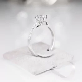 Pierścionek z białego złota z moissanitem i diamentami TP0112BMT Pierścionek z białego złota z moissanitem i diamentami TP0112BMT