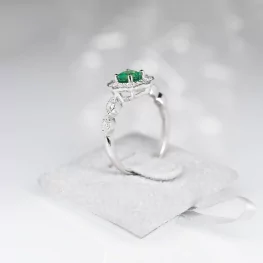 Pierścionek z białego złota ze szmaragdem i diamentami Pierścionek z białego złota ze szmaragdem i diamentami
