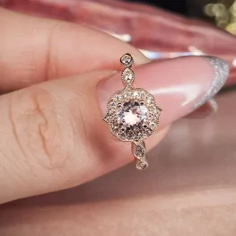 Pierścionek z różowego złota z morganitem i diamentami Pierścionek z różowego złota z morganitem i diamentami