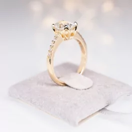 Złoty pierścionek z moissanitem i diamentami Złoty pierścionek z moissanitem i diamentami