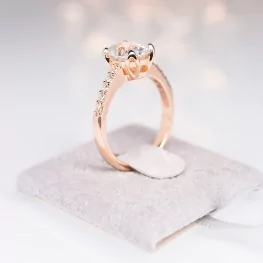 Pierścionek z różowego złota z moissanitem i diamentami Pierścionek z różowego złota z moissanitem i diamentami