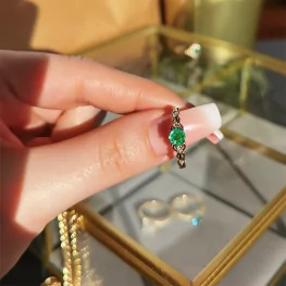 Złoty pierścionek ze szmaragdem i diamentami Złoty pierścionek ze szmaragdem i diamentami
