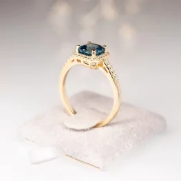 Złoty pierścionek z topazem London blue i diamentami Złoty pierścionek z topazem London blue i diamentami