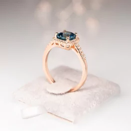 Pierścionek z różowego złota z topazem London blue i diamentami Pierścionek z różowego złota z topazem London blue i diamentami