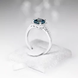 Pierścionek z białego złota z topazem London blue i diamentami Pierścionek z białego złota z topazem London blue i diamentami
