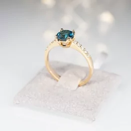Złoty pierścionek z topazem London blue i diamentami Złoty pierścionek z topazem London blue i diamentami